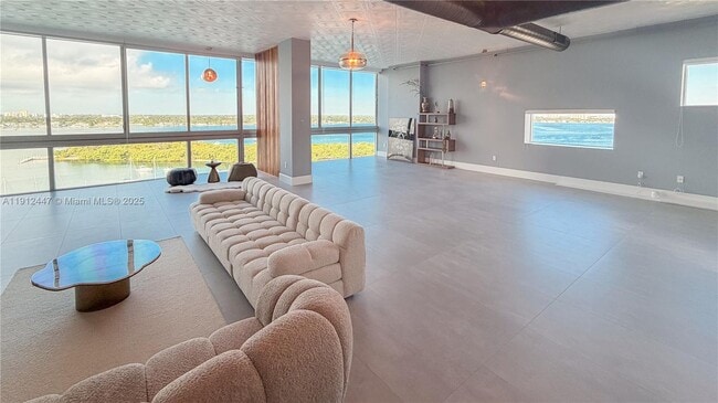 Foto del edificio - 7934 West Dr