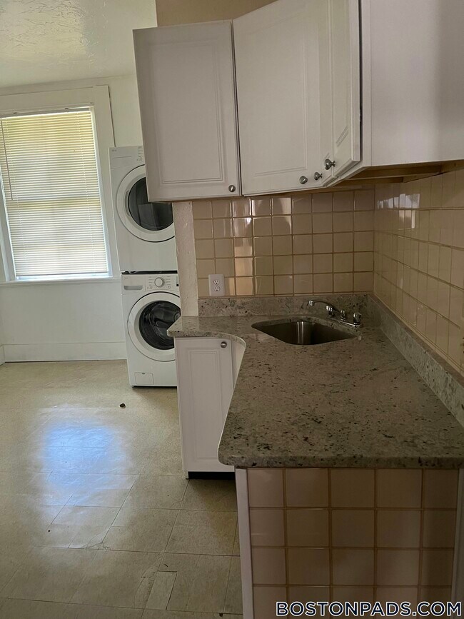 Building Photo - 4-8 Adella Place