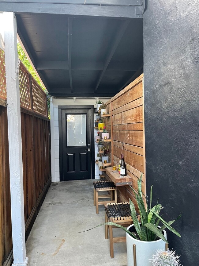 Building Photo - 463 Menker Ave