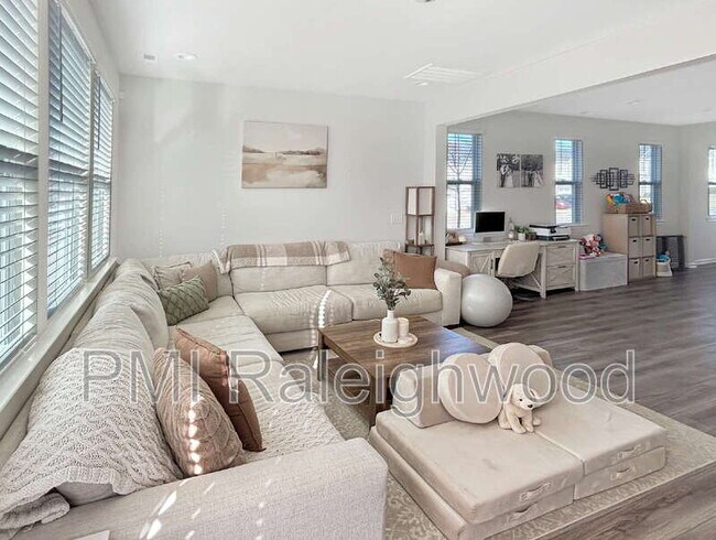 Foto del edificio - 779 Creekway Dr