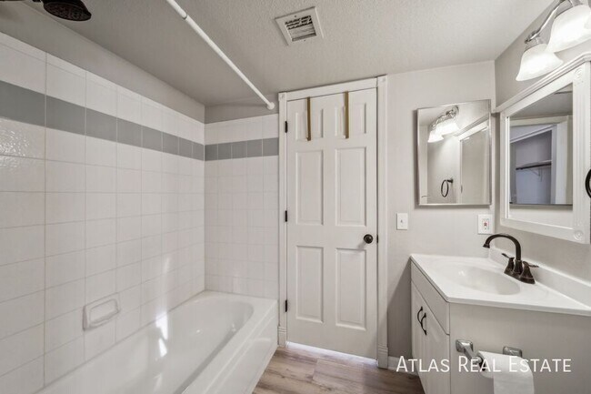 Foto del edificio - 2301 E University Dr