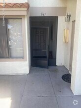 Building Photo - 987 Country Club Dr