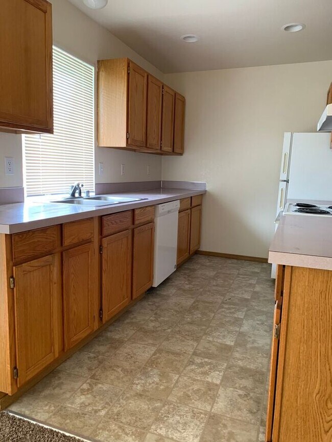 Building Photo - Beautiful 2 bed, 2 bath Duplex located in ...