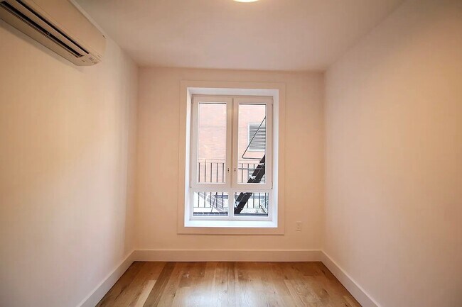 Building Photo - 223 E 96th St