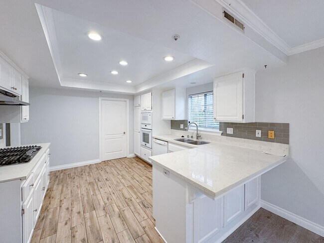 Foto del edificio - Spacious North Redondo Home with Beautiful Interior and Exterior Spaces