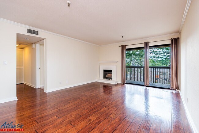Foto del edificio - Old Mill Condo | Corner Unit | Desirable Location