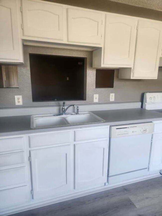Building Photo - 3702 Daniels Dr