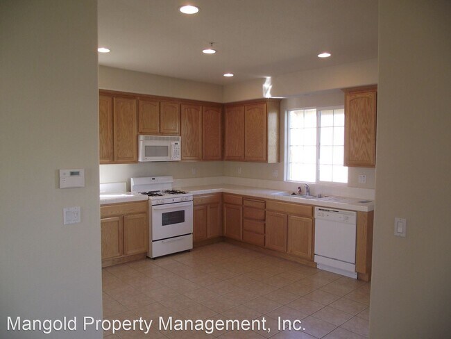 Building Photo - 3 br, 2.5 bath House - 212 Oak Avenue