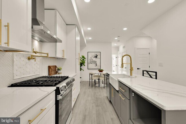 Building Photo - 231 S St NE