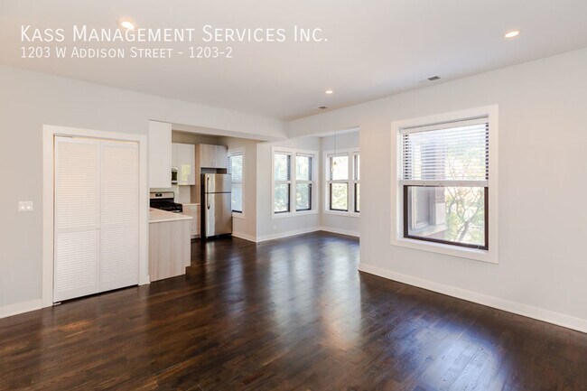 Foto del edificio - Stunning 2 Bed 2 bath in East Lakeview - M...
