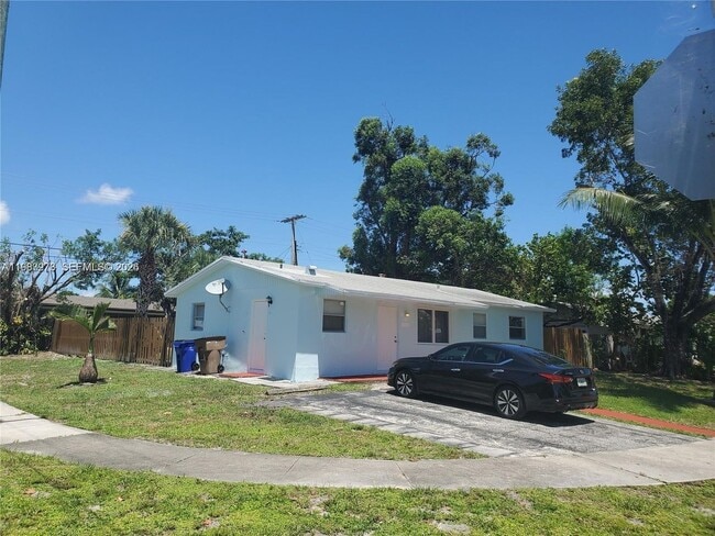 Building Photo - 831 SW 14th Ct