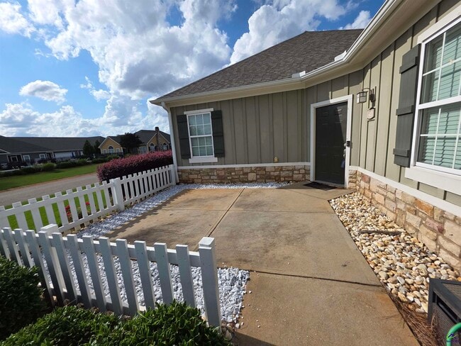 Building Photo - 412 Nandina Ct