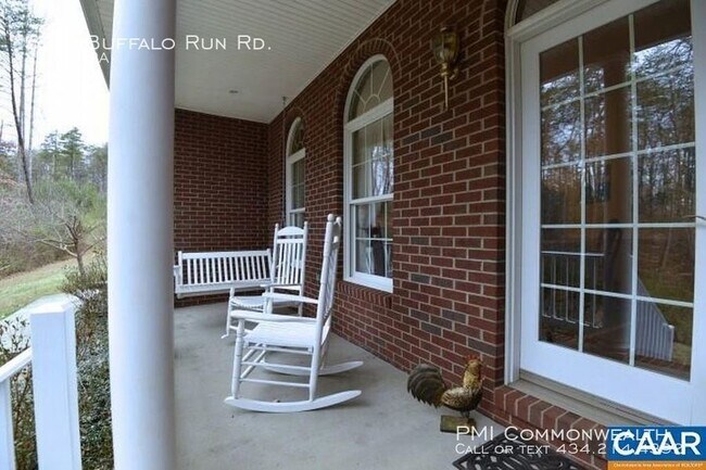 Building Photo - 3 Bed / 2 Bath Single Family (Available 6/1)
