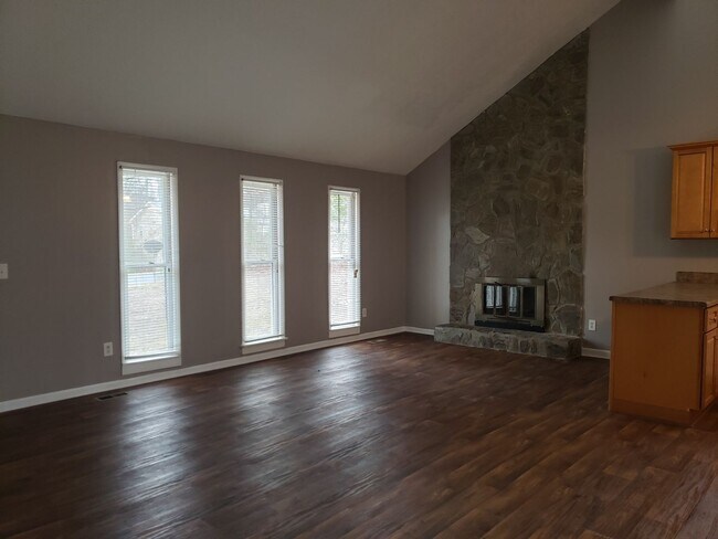 Foto del edificio - Wide Open Spaces!!!  (No Section 8, Sorry!)