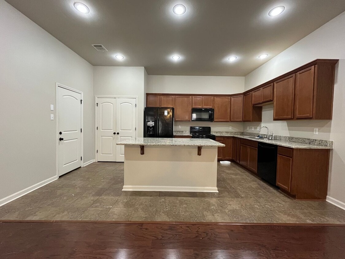 Building Photo - 3 bedroom in Ascension