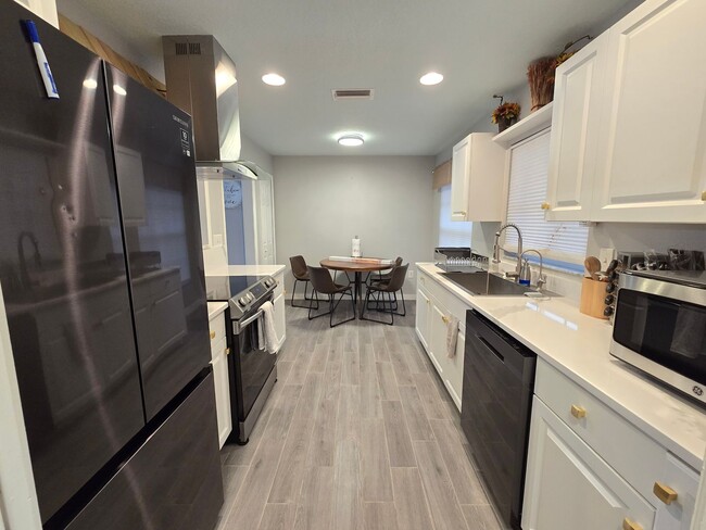 Building Photo - Remodeled 2 bed/ 2 bath/ 2 car garage ~ An...