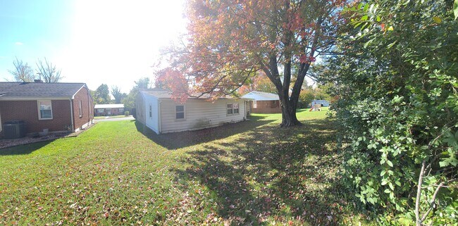 Building Photo - 537 Hawthorn Rd