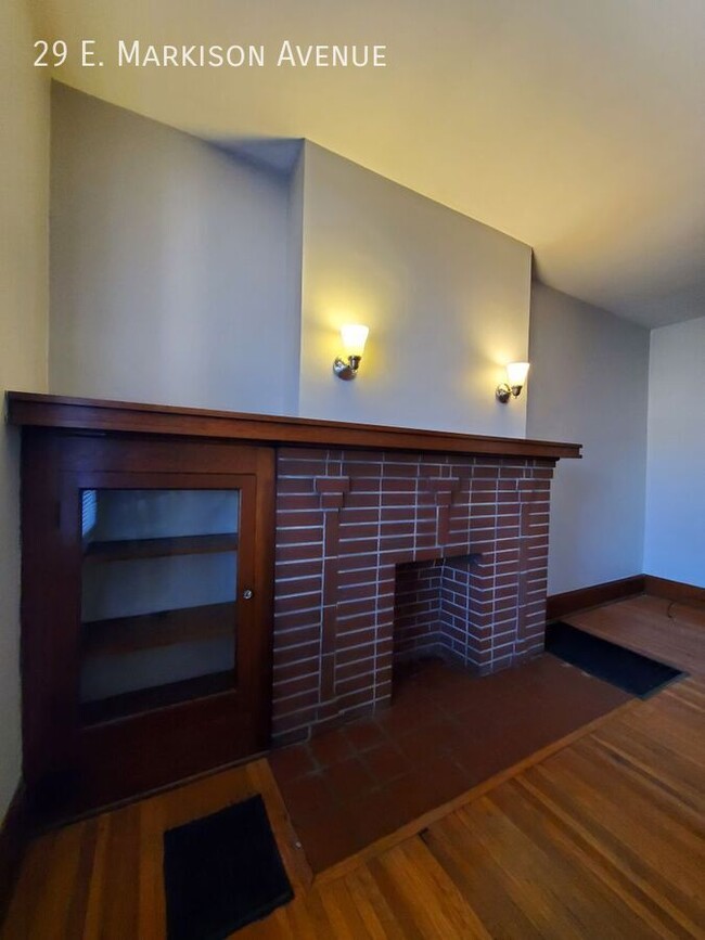 Foto del edificio - Spacious Townhome with Original Features A...