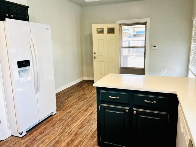 Foto del edificio - Beautiful 3BD 2BA Corner-Lot Home Located ...