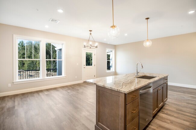 Building Photo - 504 Edgewater Cir