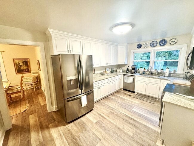 Building Photo - Beautiful 4 bed/3 bath home on large corne...