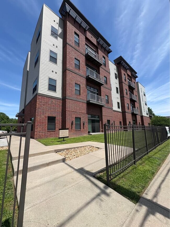 Building Photo - 1243 E Cherry St