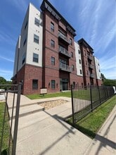 Building Photo - 1243 E Cherry St
