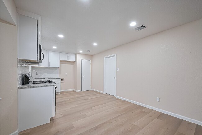Foto del edificio - 1612 Sleepy Hollow Dr