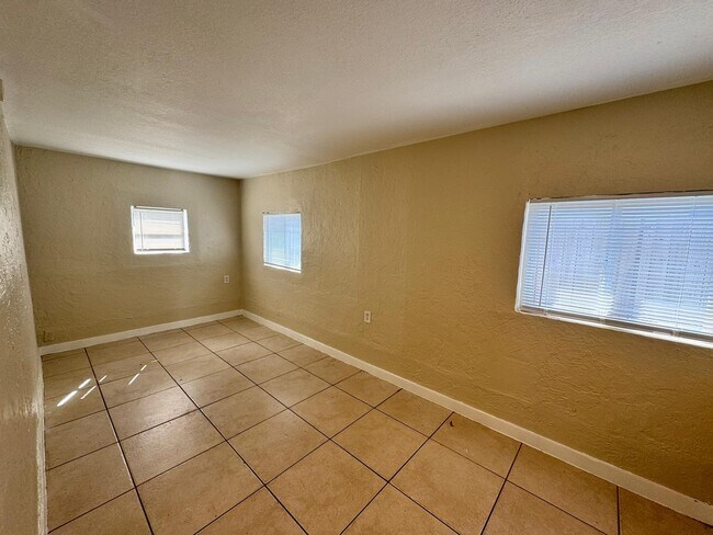 Building Photo - 1132 Tangelo Ave