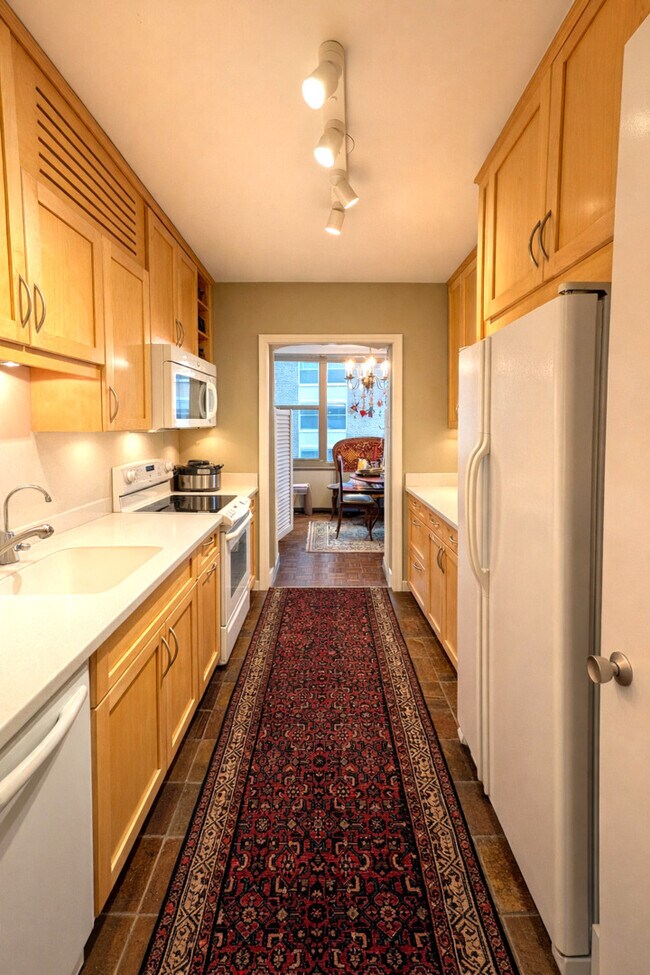 Foto del edificio - 360 W Wellington Ave