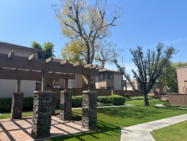 Foto del edificio - 2 Bedroom 1 Bathroom Condo Down Stairs Unit