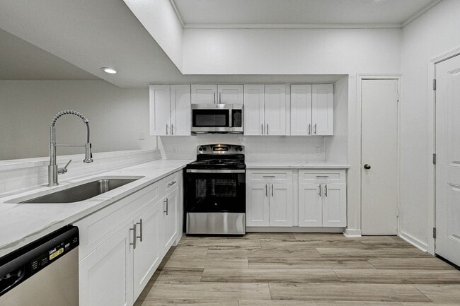 Building Photo - 2022 Lakewood Ct