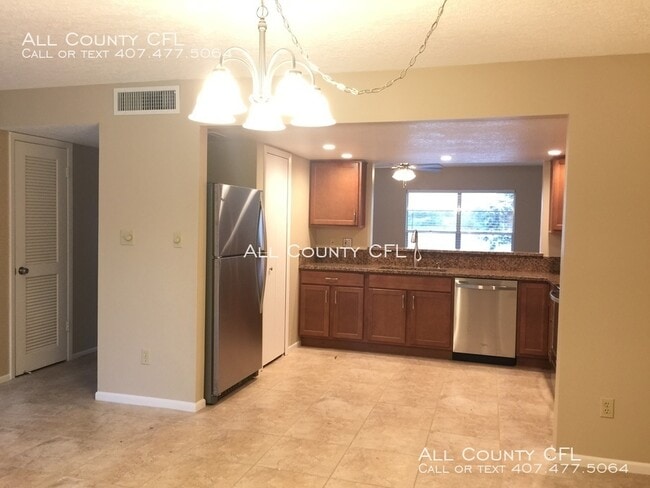Building Photo - 800 Town Cir