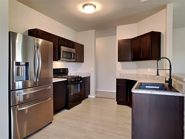 Building Photo - 333 Foxtrot Ter
