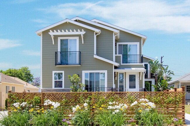 Foto del edificio - 8343 DUNBARTON - SHORT TERM LEASES AVAILABLE , NEWER*4 BD*3BA*TOWNHOME*PRIVATE YARD*WASHER/DRYER*