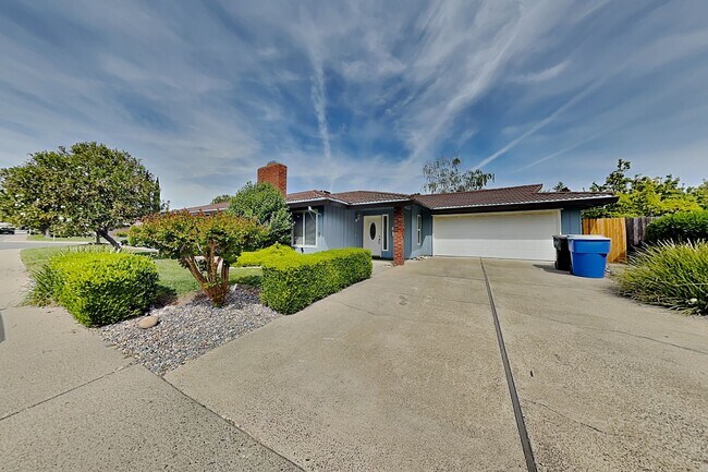 Photo - Halfplex with yard in South Land Park House