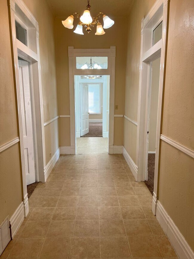 Building Photo - Welcome home to 4010 S Santa Clara!