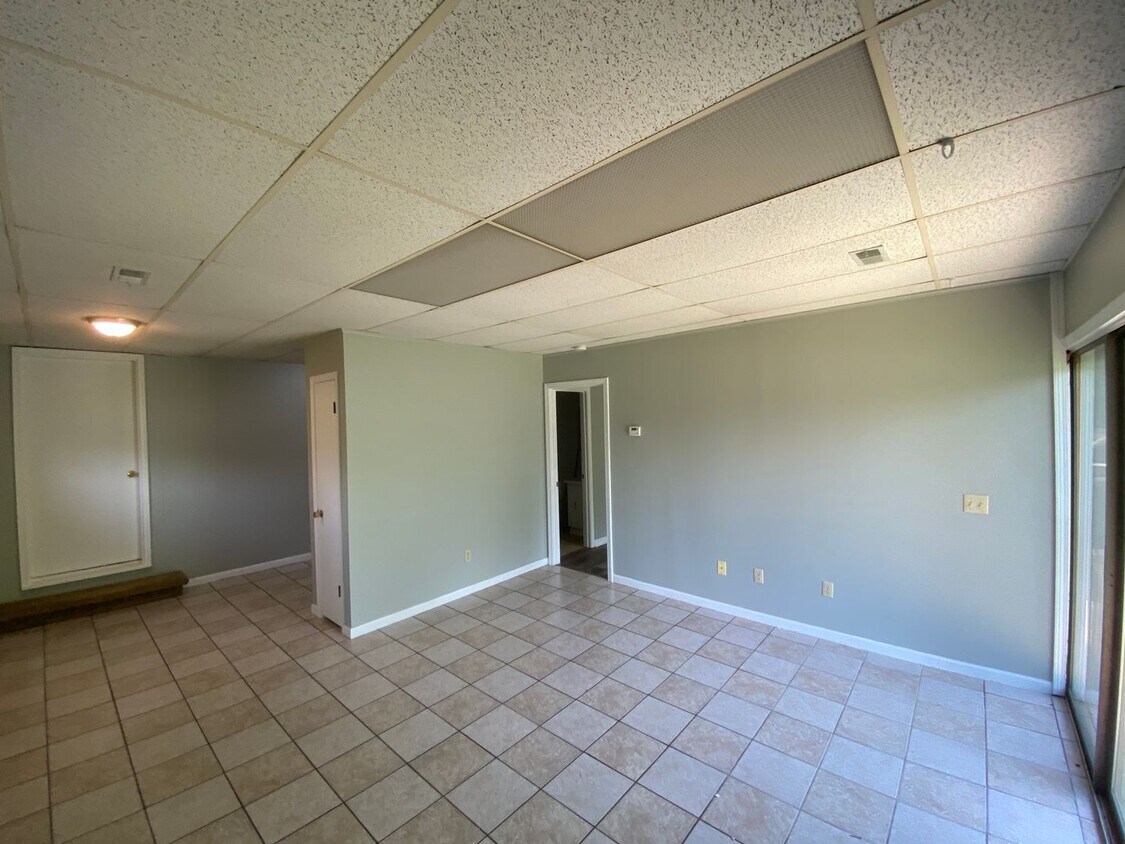 Building Photo - Adorable Apartment on the South Side!
