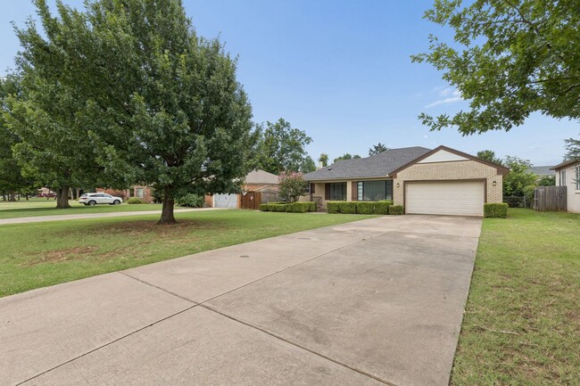Building Photo - Beautiful Home in Nichols Hills FOR RENT
