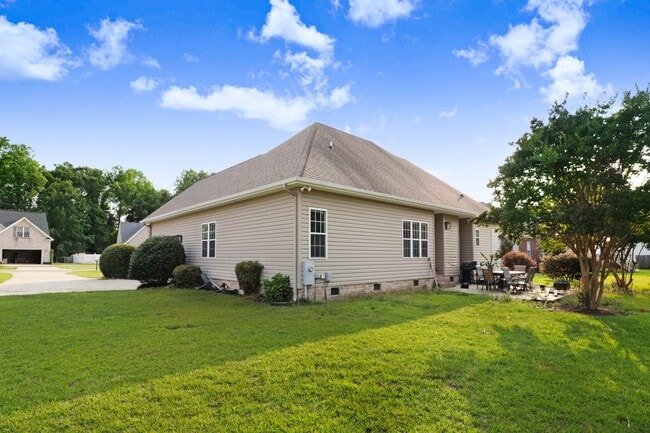 Building Photo - 105 Red Field Pl
