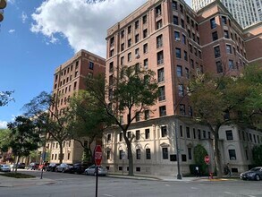 Building Photo - 2600 N Lakeview Ave