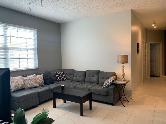 Foto del edificio - Townhouse Near the Ocean – WiFi Included +...