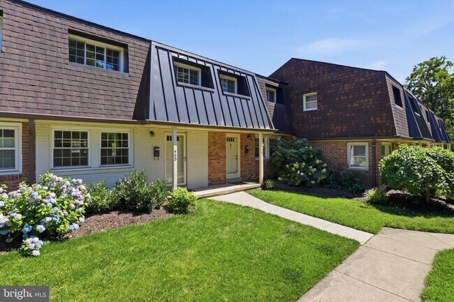 Foto del edificio - 465 Hampton Ct