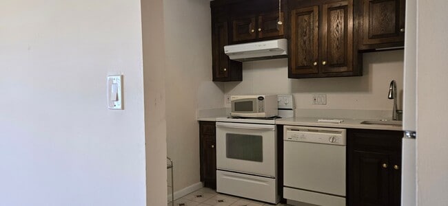 Building Photo - Coolidge Corner, Prime location!  West facing bright condo w/Garage Parking Available 9/1! Walk t...