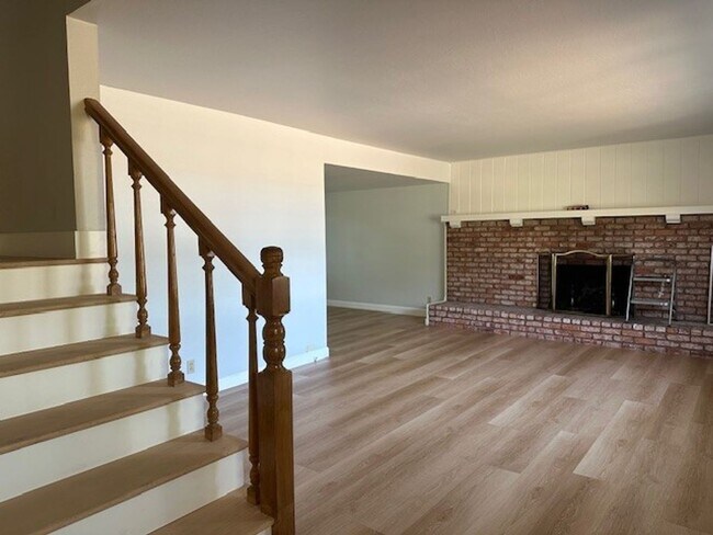 Foto del edificio - Nice 2-Story Single Family Home With Offic...