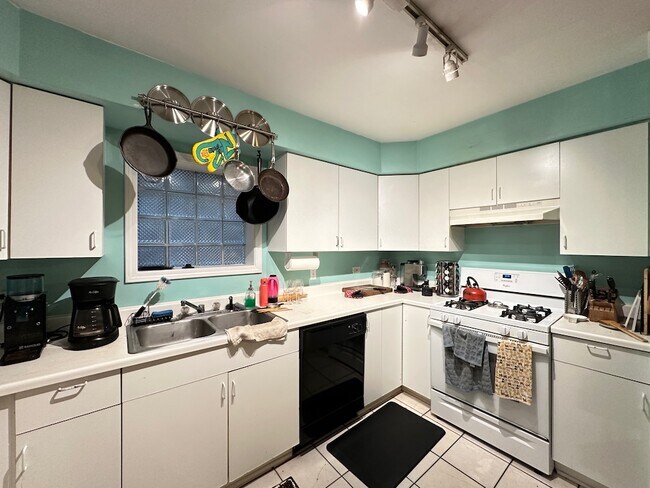Foto del edificio - 1827 N Marshfield Ave