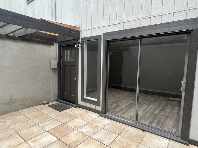 Foto del edificio - 3350 Altamont Rd