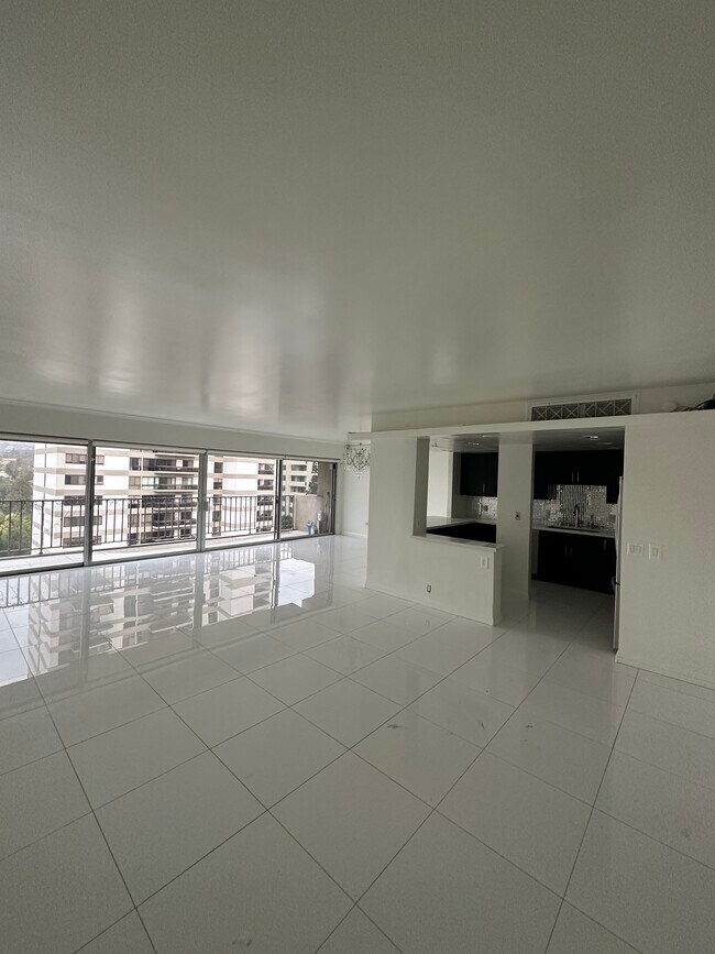 Building Photo - 10450 Wilshire Blvd