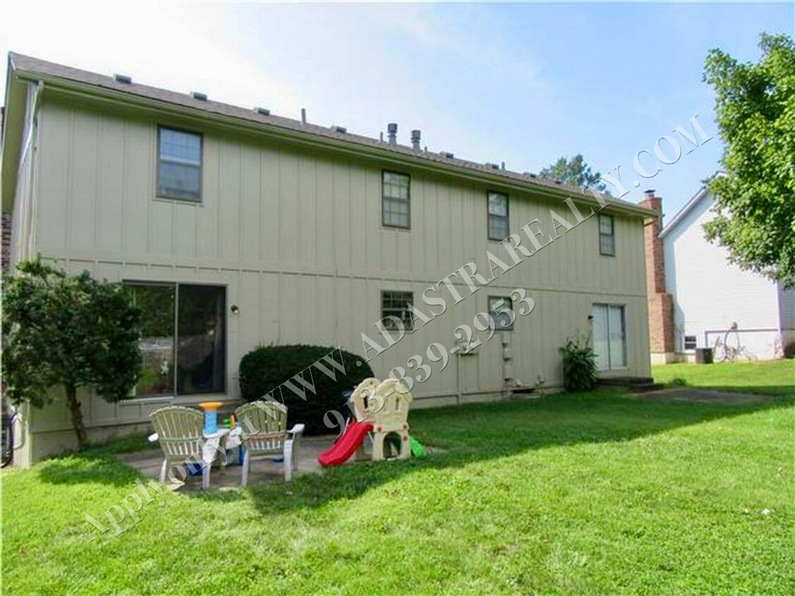 Foto del edificio - Spacious 3 Bed 2 Bath Duplex in Overland P...