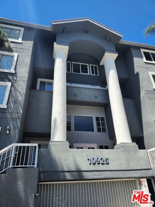 Primary Photo - 10925 Blix St